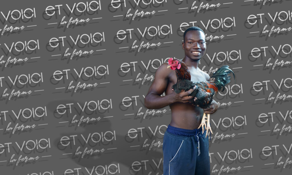 junger Mann mit Kampfhuhn vor ET VOICI Logo Rapport